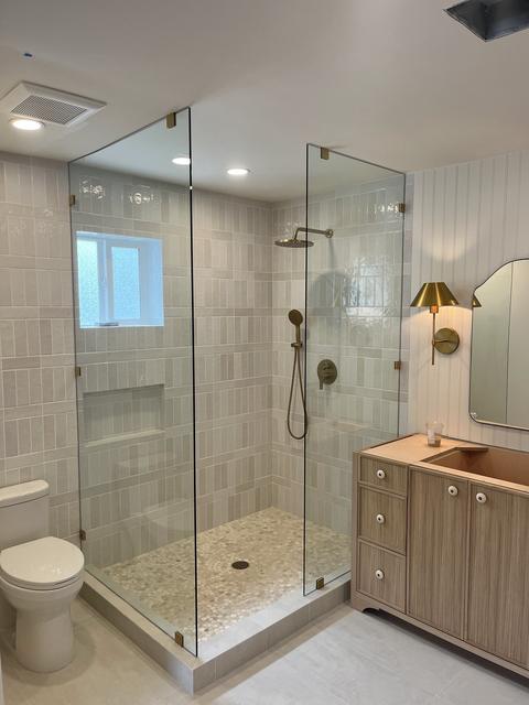 Frameless corner · Satin brass
