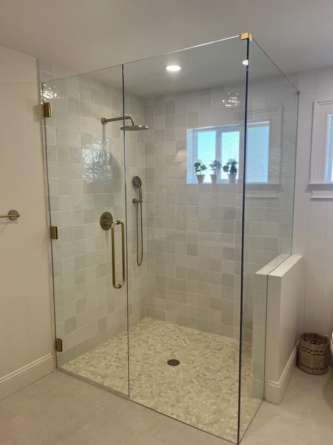 Frameless corner · Satin brass