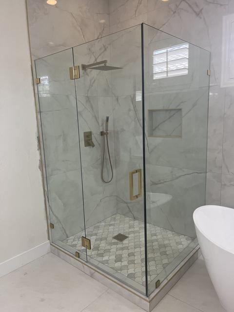 Frameless corner · Satin brass