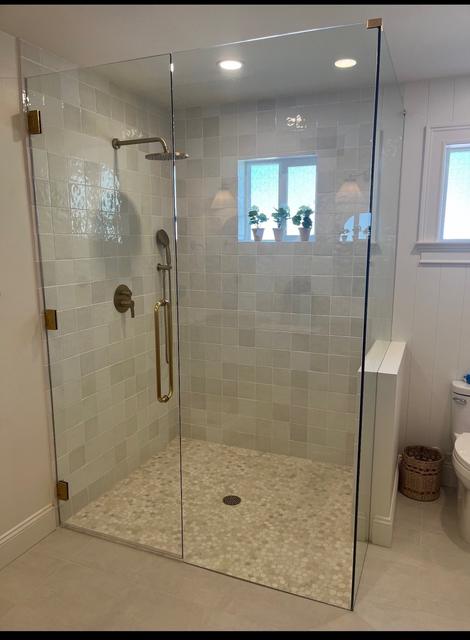 Frameless corner · Satin brass