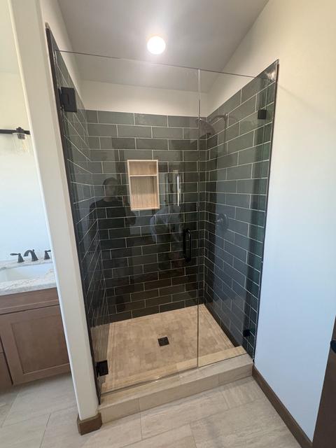 Frameless corner · Matte black