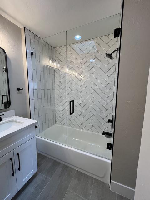 Tub door & panel · Matte black