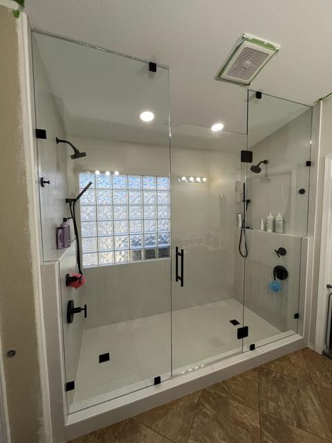 Double-head walk-in with door · Matte black