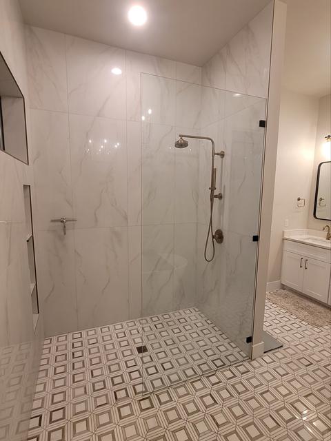 Walk-in splash panel · Matte black