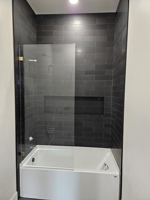 Tub splash panel · Satin brass