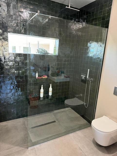 Walk-in splash panel