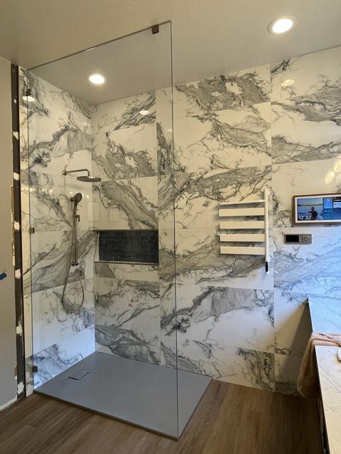 Walk-in splash panel