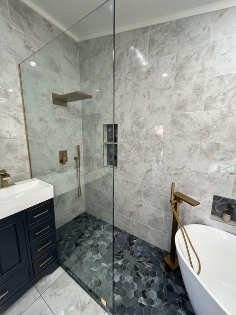 Walk-in splash panel · Satin brass
