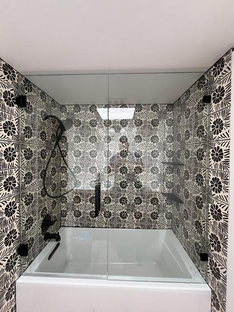 Tub splash panel · Matte black
