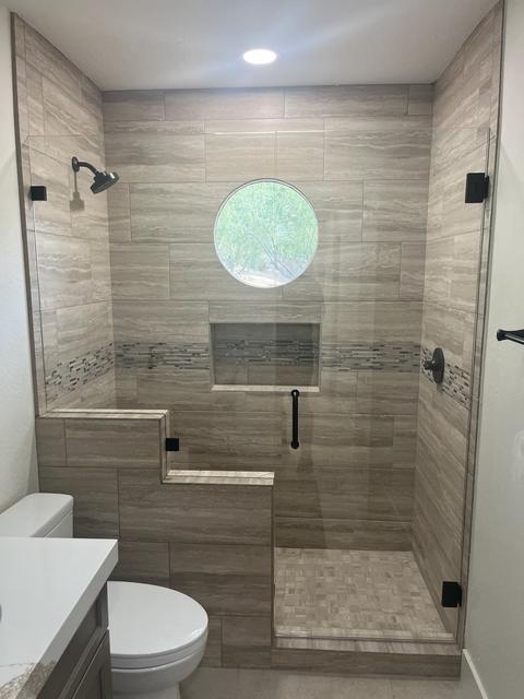Splash panel on a knee wall