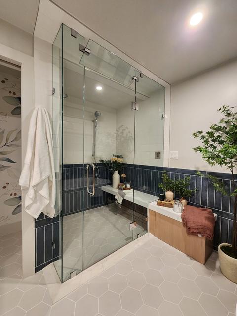 Steam shower with transom