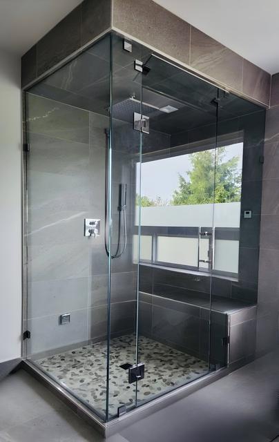 Steam enclosure with transom